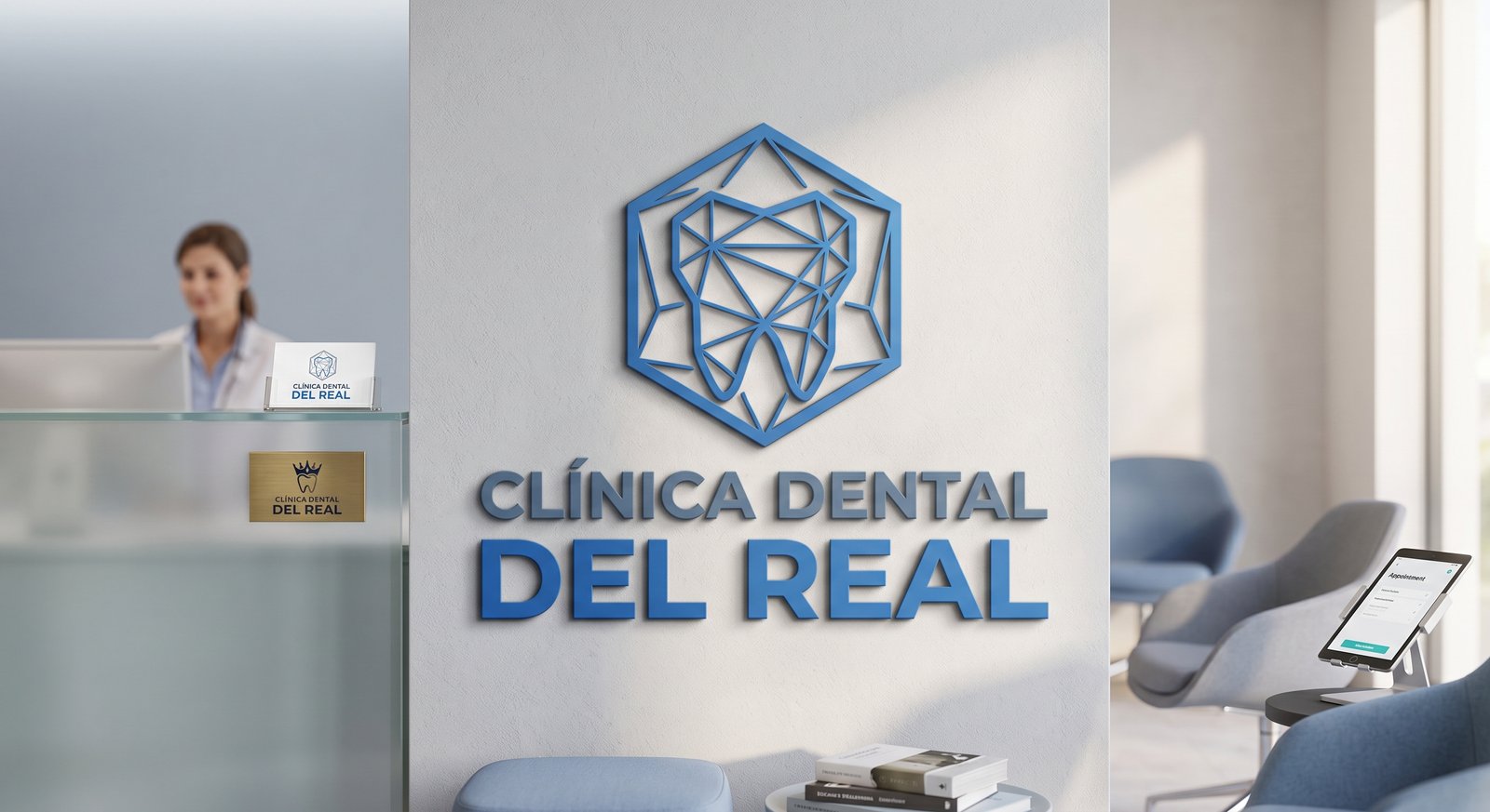 Logo de Clínica Dental del Real instalado en la recepción